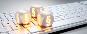 Weisse Würfel mit leuchtendem Paragraphen-Symbol auf Tastatur