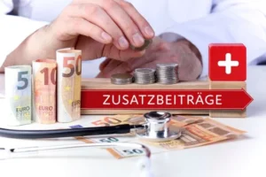 Zusatzbeiträge, Krankenkasse. Arzt stapelt Geld Münzen auf einen Geldstapel. Text mit Begriff auf Pfeil Symbol (rot). Geldscheine & Stethoskop