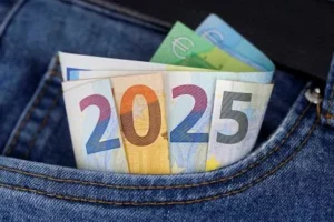 Bargeld in der Hosentasche zeigt das Jahr 2025, Euro-Banknoten in Blue Jeans symbolisieren Reichtum oder Steueränderungen im neuen Jahr in Europa