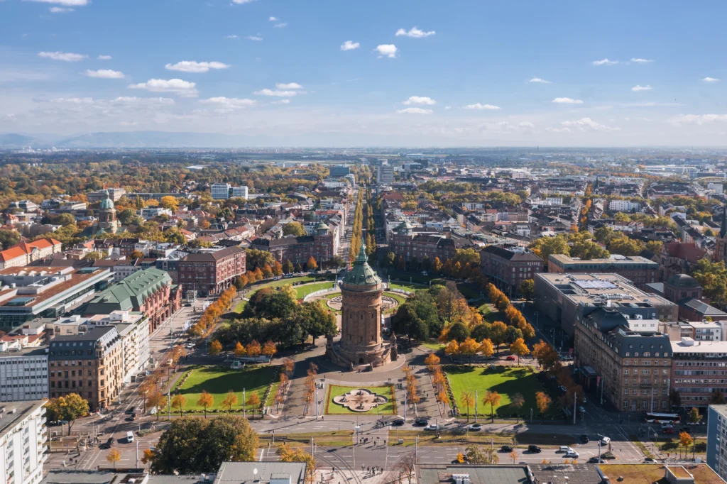 Luftaufnahme des Mannheimer Wasserturms mit umliegenden Grünanlagen und Stadtzentrum im Herbst.
