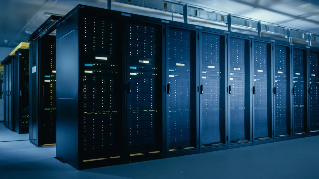 Mehrere moderne Serverracks in einem klimatisierten Rechenzentrum mit blauen Status-LEDs.