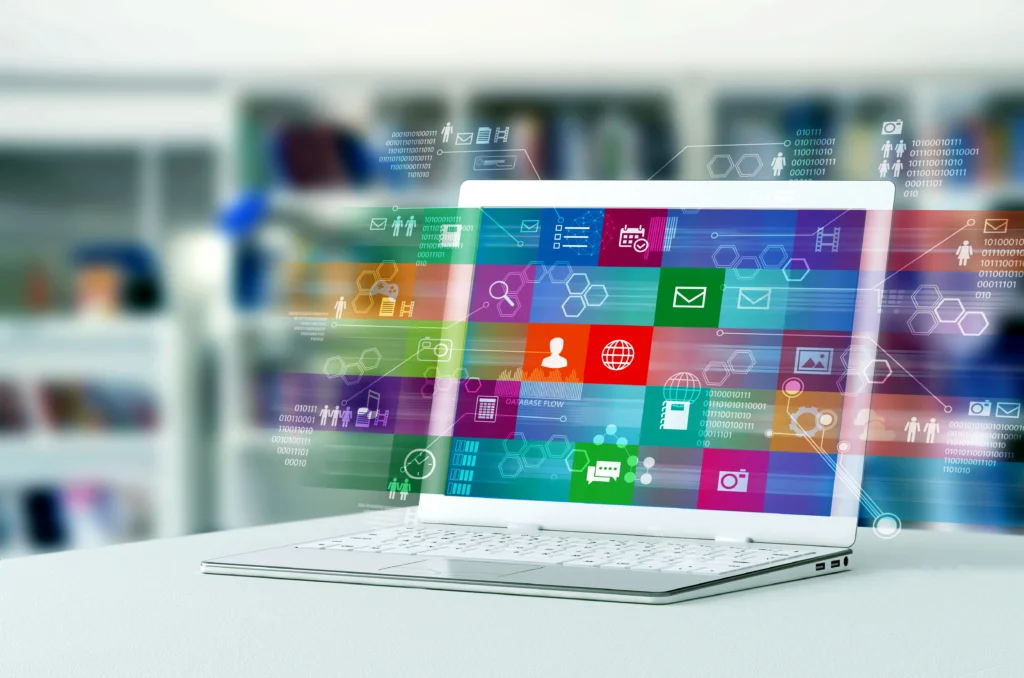 Laptop mit farbigen App-Symbolen und digitalen Icons, die verschiedene Online-Anwendungen darstellen.